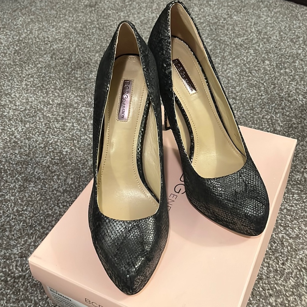 BCBGeneration Parade Pumps - Dark Gunmetal/Cosmic Snake - W 9.5M - never worn